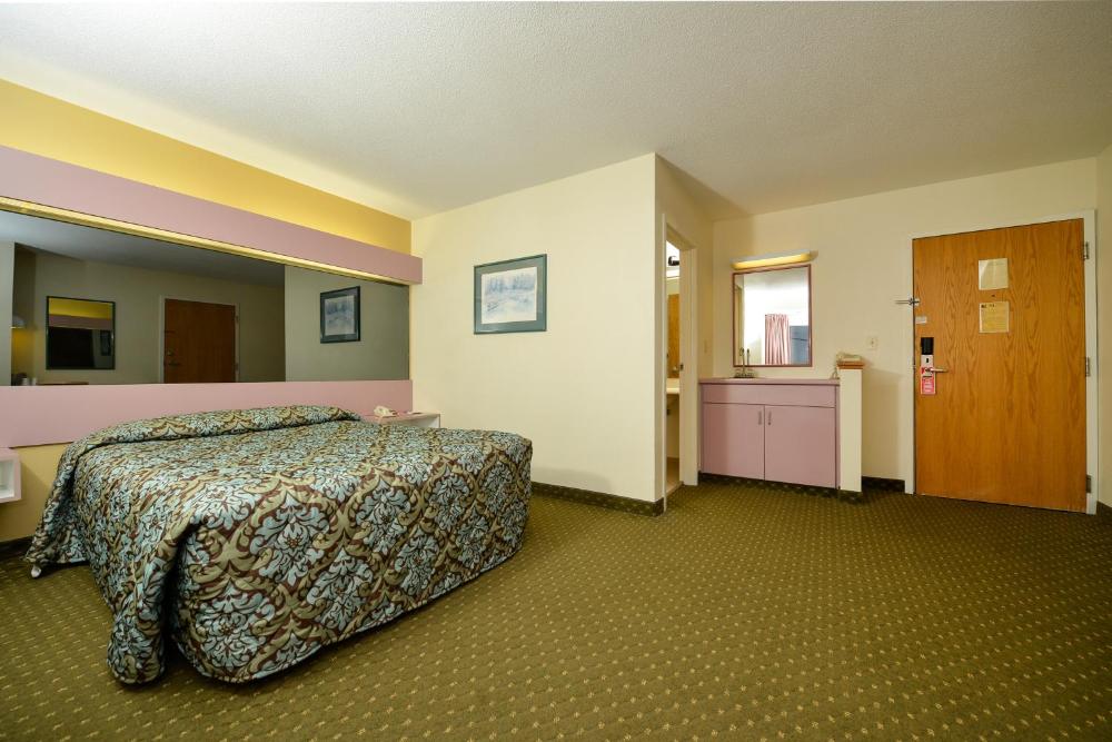 Queen Room - Non-Smoking interior